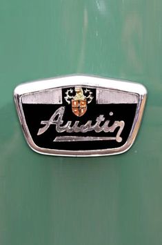 an emblem on the side of a green car that says austig in german