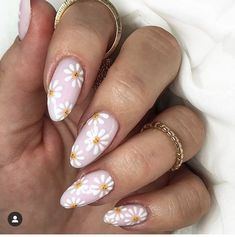 Floral Nails Το πιο ανοιξιάτικο σχέδιο στα νύχια σου Daisy Nail Art, Daisy Nails, Flower Nail Designs, Minimalist Nails, Manicure Y Pedicure, Pretty Acrylic Nails, Floral Nails, Nail Arts