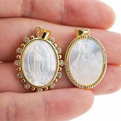 Luxury Oval Jesus Necklace Pendant Shell Pearl Jewelry Gold Brass Pave CZ Zircon Mother Of God  Charm Pendant Accessories For DIY Jewelry ☆Size: 30x16mm ☆Link Hole Size: 2.5mm ☆CZ Color: Clear ☆Metal Material: Copper / Zircon / Shell Pearl ☆Metal Finish Color: Yellow Gold,  ☆Plating：Real Gold ,Nikel free, Leadfree,Cadmium free，3 Times Fine Polishing Mirror Finish Plated , not easy to fade   Usage : Bead for bracelet, necklace or other crafts Dear guest: Thank you for entering our store. Free shipping on orders over US $ 100, orders over US $ 200 reduce US $ 10, orders over US $ 500 reduce US $ 30。 We specialize in LARGE BULK ORDERS and can offer WHOLESALE PRICING - We are located in Guangzhou, China and carry big stock for most of our listings . We ship the item to worldwide from China,so Oval Rhinestone Jewelry Gift, Oval Shaped Rhinestone Jewelry For Gifts, Gold Oval Rhinestone Jewelry, Gold Oval Jewelry With Rhinestones, Jesus Necklace, Schmuck Gold, Mother Of God, Pearl Shell, Diy Schmuck