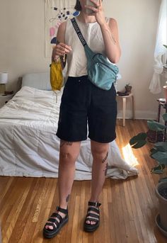 Tomboy Cruise Outfits, Genderless Summer Outfits, Normcore Aesthetic Summer, Nb Summer Outfits, Mid Size Denim Shorts Outfit, Masc Style Women Summer, 90s Simple Outfit, Queer Fashion Summer, Summer Queer Outfits