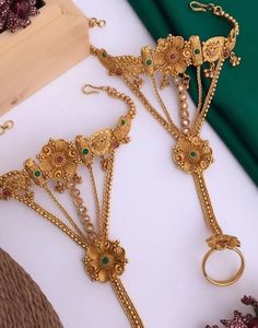 Hathpan Gold Jewellery, Gold Panja For Hand, Gold Jewelry Prom, Unique Gold Jewelry Designs, Jewelry Prom, Gold Earrings Models, Bridal Jewellery Design