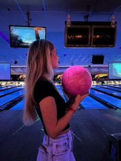 Bowling putting pink bowling ball blue neon lights high waisted jeans black t shirt white plastic headband Bowling Selfie, Boliche Aesthetic, Bowling Aesthetic Pictures, Bowling Photoshoot, Bowling Pics, Bowling Photos, Bowling Aesthetic