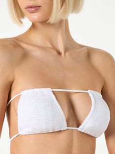 Woman crinkle bandeau top swimsuitWhite plain colorAdjustable front lacesRegular fitComposition: 90% polyamide 10% elastaneCare instructions: Cold wash by running water and neutral soap. Do not soak. Do not dry in contact with other garments Stretch Tube Top With Removable Bra Pads For Beach, Stretch Triangle Tube Top For Beach, Bandeau Tube Top With Removable Bra Pads For Beach, Beachwear Tube Top With Removable Bra Pads For Vacation, Triangle Tube Top With Adjustable Straps For Poolside, Beachwear Tube Top With Adjustable Straps For Sunbathing, Bandeau Tube Top With Adjustable Straps For Sunbathing, White Bandeau Tube Top For Pool, White Beachwear Tube Top For Poolside