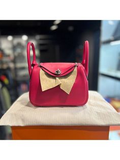 Gender: Women Brand: HERMES Product Name: Mini Lindy Bag Franvoise Rouge Cellier Swift Silver U Bags Alora Code: 43062530 Origin: France Mini Lindy, Luxe Fashion, Bags Designer Fashion, Product Name, Exclusive Bag, Beautiful Packaging, Handbag Backpack, New Bag, Exclusive Designs