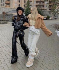 Moon Boot Aesthetic, Ski Boots Outfit, Outfit With Moon Boots, Outfit Neige, Short Moon Boots Outfit, Moonboot Outfit Ideas, Snow Fashion Outfits