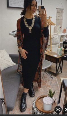 Kimono Work Outfit Classy, Office Bohemian Outfit, Kimono Witch Outfit, Business Boho Chic Work Outfits, Professional Bohemian Outfits, Kimono Work Outfit, Boho Office Style Work Outfits, Dress And Boots Outfit Summer, Boho Outfits For Work