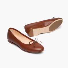 Italian design meets premium quality in this chic and comfortable ballet flat. Classic round toe shoe with adjustable bow tie and grosgrain ribbon made with the traditional sacchetto construction method. Brown Flat Shoes, Comfortable Ballet Flats, Italian Leather Handbags, Round Toe Shoes, Shoes Handmade, Saddle Brown, Brown Flats, How To Make Ribbon, Navy Gold