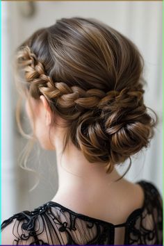 Looking for the latest hair do? Whether you want to add more edge or elegance – Updo hairstyles can easily make you look sassy and elegant. So if you’re looking for chic updo hairstyle for your next party, wedding, date night or other fancy occasion on your social calendar, so check out the... Junior Bridesmaid Hair, Hairstyle Bridesmaid, Bridal Hairstyles With Braids, Κούρεμα Bob, Double French Braids, Bridesmaid Updo, Wedding Guest Hairstyles, Fishtail Braid, Trendy Wedding Hairstyles