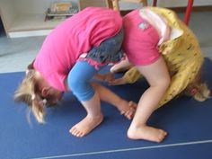 Surya kinderyoga: Samen Spelen ( 2 ) Preschool Yoga, Group Games For Kids, Family Yoga, Indoor Games For Kids, Yoga Lessons, Don Bosco, Partner Yoga