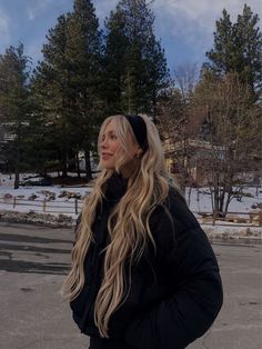 Winter Hairstyles For Blondes, Snowy Aesthetic Outfit, Winter Picture Inspo Instagram, Cold Hairstyles Winter, Snowday Outfit Winter, Cold Outfits Comfy, Hairstyles Winter 2023, Fall Outfits For Blondes, Teddy Lined Jacket Outfit