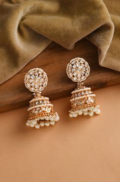 Verleihen Sie Ihrem Ensemble mit diesen dramatischen Jhumkas in Gold, die mit herabhängenden Perlen verziert sind, einen Hauch traditioneller Eleganz. Diese Ohrringe sind die perfekte Ergänzung zu traditioneller Kleidung und strahlen zeitlosen Charme und Eleganz aus.


 Oberfläche: 22 kt Vergoldung

 Material: Messing, Kundan, Perlen

 Farbe: Gold

 Größe: Einheitsgröße

 Verschlussart: Push Back

 Lieferumfang: 1 Paar Ohrringe Traditional Pearl Earrings, Pearl Jhumkas, Hand Jewelry Rings, Chain Braid, Artificial Jewelry, Jewelry Indian, Traditional Attire, Hand Jewelry, Anklet Jewelry