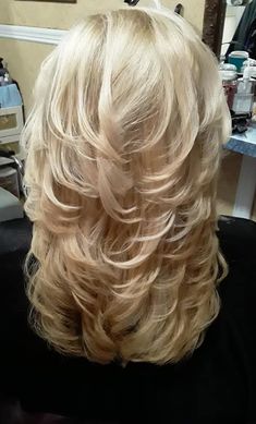 Layered Blonde Wavy Hair, Fall 2023 Womens Hair Trends, Bright Blonde Layered Hair, Medium Length Platinum Blonde Hair With Layers, Layered Platinum Blonde Hair, Waterfall Layers Haircut Medium Hair, Long Feathered Hairstyles, 70s Feathered Hair, Voluminous Shag Haircut