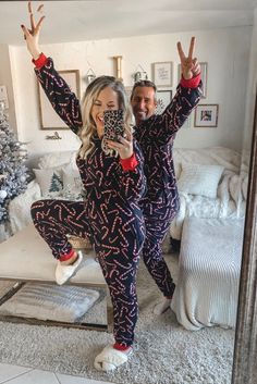 Husband And Wife Christmas Pajamas, Funny Ulzzang, Family Christmas Onesies, Pajama Party Outfit Ideas, Matching Christmas Pajamas Couples, Couples Christmas Pajamas, Onesie Outfits, Pajama Party Outfit