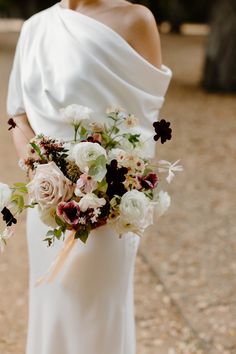 Large blush and white bridal bouquet Fall Outdoor Wedding Flowers, 2024 Bouquet Trends, Winter Bouquets Wedding, Neutral Fall Wedding Flowers, Trending Bouquets, Cosmos Bridal Bouquet, Earth Tone Bouquet, Bridal Bouquets Fall, Early Winter Wedding