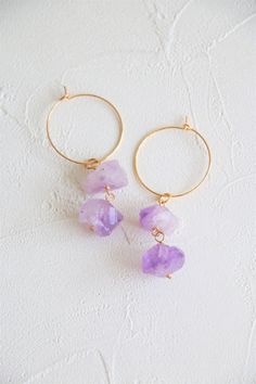 "Due to global impact of COVID-19, shipping is having significant delay. If you have any question, please feel free to contact me before purchase. Thank you.\" Amethyst hoop earrings in gold plated or silver plated. Raw gemstone non-polished. Earrings size: 25mm dia Gemstone size: about 8-10mm each. Metal component: 18k gold plated, or silver plated brass base. Please kindly understand that every crystal is natural and they are not perfect, but they are both gorgeous. I will send the crystal to Raw Crystal Earrings, Raw Quartz Necklace, Quartz Hoop Earrings, Crystal Quartz Earrings, Cotton Jewelry, Earrings Gemstone, Crystal Dangle Earrings, Handmade Wire Jewelry, Earrings Crystal