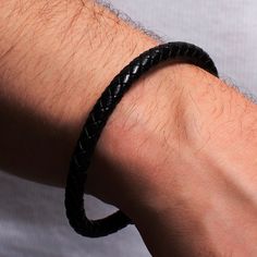 Deje que el diseño de cuero trenzado de esta pulsera llame la atención sin necesidad de gritar. Ya sea que vayas al gimnasio o salgas con amigos, esta pulsera completa tu conjunto con un aire de sencilla elegancia. Con su estilo refinado pero informal, esta pulsera refleja su sofisticación relajada.
Especificaciones: 
 Material: cuero genuino y acero inoxidable
 Color/Diseño: Color plateado, negro y dorado
 Peso : 2g
 Longitud: 8,26" | 21 cm 
 Ancho: 6 mm
Añadir personalidad a tu estilo es tan f Men's Leather Bracelets, Man Bracelet, Bracelet Leather, Braided Leather Bracelet, Pearl Choker Necklace, Mens Leather Bracelet, Leather Bracelets, Pearl Choker, Angkor