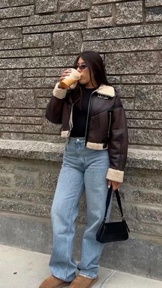 Over Sized Jacket Outfits Aesthetic, Cute Outfits With Jackets, Coudroy Jacket Outfits, Brown Jacket Outfit, Fashion Women Outfits, Winter Uniform, Midi Outfits, Winter Jacket Outfits, Instagram Jewelry