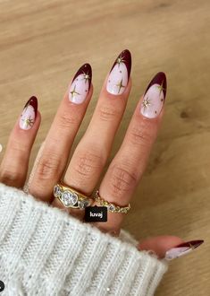 red french tipped festive nails. star nail art for christmas. december nail ideas. Nail Art For Christmas, Simple Nails Gel, Autumn Nail Inspo, December Nail Ideas, Nail Designs Easy, Nail Inspo Nail Art, Acrylic Nails Almond, Nails Star, Red Chrome Nails