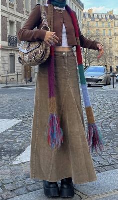 Fashion Inspo Autumn 2023, Etheral Style Clothing, Pattern Texture Neutral Outfit, Winter Outfits Hippi, Texture Outfit Fashion, Oversized Vintage Sweater, Scandi Street Style 2023, Artist Chic Style, Bohemian Cold Weather Outfits