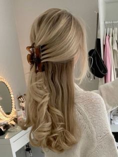 Aesthetic Curled Hair, Frat Hairstyles, Wavy Hair Blonde, Pretty Blonde Hair, Perfect Blonde Hair, Curled Hair, Brunette Hair With Highlights, Light Blonde Hair