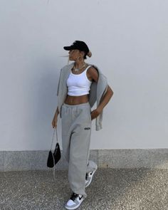 Mode Dope, Looks Street Style, Looks Black, Grey Sweatpants, Streetwear Fashion Women, Mode Inspo, Looks Chic, Inspired Outfits, Fashion Streetwear