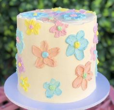 there is a cake that has flowers on the frosting and blue icing around it