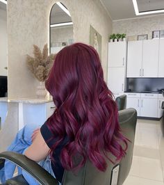 Purple Red Hair Color, Violet Hair Colors, Red Hair Inspiration, Wine Hair, Hair Color Burgundy, Dark Red Hair, Hairstyle Trends