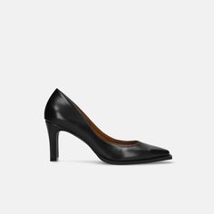 Stylish pumps with a narrow square toe and plate heel. A pair of easy-to-use shoes with a casual feel due to the edge design. Black G, Wooden Pattern, Foot Pain, Edge Design, The Edge, Pumps, Square, Heels, Leather