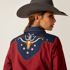 Cowgirl-tested, rodeo-loved, this retro top makes a statement wherever it goes. True vintage details, like the angled welt pockets and beautiful embroidery, bring vintage western flair to everything from shorts and booties to denim and cowboy hats. Embroidered western yoke Piping detail 100% Cotton Soft cotton poplin Style 10047366 Cowboy Clothes, Job Clothes, Vintage Western Wear, Vintage Details, Cowboy Shirt, Cowboy Outfits, Rhinestone Fashion, Retro Tops