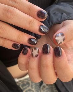 Embrace fall with these short and simple tortoise shell nails, highlighted by a nude star design. The jelly gel polish gives a sleek finish, perfect for the season.  🍂 Recreate this look yourself with our Korean Gel Nail Polish collection!  🍂 Credit: y_yjenny on Instagram 🍂 short fall nails, simple fall nails, brown nails fall, neutral fall nails, brown nails, jelly nails, korean nails, korean fall nails, tortoise shell nails, tortoise nails, fall nail art, fall nails, fall nail designs, october nails, autumn nails, early fall nails, cute fall nails ideas autumn, fall nails ideas autumn, almond nails designs fall 2024, brown nails, fall halloween nails, simple nails fall, autumn nail designs Gel Polish Nail Designs Brown, Tortoise Shell Gel Nails, Brown Grunge Nails, Star Nails Simple, Short Tortoise Shell Nails, Fall Nails Tortoise, Short Gel Nails Autumn, Granola Nails, Korean Winter Nails