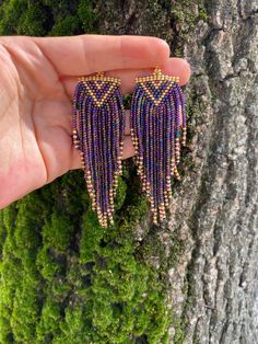 Shiny purple gold beaded fringe earrings, seed bead earrings dangle boho earrings native beaded earrings chandelier earrings colorful earrings ♥𝑇ℎ𝑒 𝑝𝑎𝑡𝑡𝑒𝑟𝑛 𝑜𝑓 𝑡ℎ𝑖𝑠 𝑒𝑎𝑟𝑟𝑖𝑛𝑔 𝑖𝑠 𝑐𝑟𝑒𝑎𝑡𝑒𝑑 𝑏𝑦 𝐾𝑎𝑍𝑒𝐵𝑒𝑎𝑑𝐽𝑒𝑤𝑒𝑙𝑟𝑦 ♥𝑀𝑎𝑑𝑒 𝑢𝑠𝑖𝑛𝑔 𝑓𝑟𝑒𝑒ℎ𝑎𝑛𝑑 𝑏𝑒𝑎𝑑𝑖𝑛𝑔 𝑤𝑜𝑣𝑒𝑛 𝑡𝑒𝑐ℎ𝑛𝑖𝑞𝑢𝑒𝑠 𝑤𝑖𝑡ℎ 𝑠𝑡𝑟𝑜𝑛𝑔 𝑠𝑦𝑛𝑡ℎ𝑒𝑡𝑖𝑐 𝑡ℎ𝑟𝑒𝑎𝑑. ♥𝑇ℎ𝑒 𝑠𝑖𝑧𝑒 𝑜𝑓 𝑡ℎ𝑒 𝑠𝑒𝑒𝑑 𝑏𝑒𝑎𝑑𝑠 𝑢𝑠𝑒𝑑 𝑖𝑠 2 𝑚𝑖𝑙𝑙𝑖𝑚𝑒𝑡𝑒𝑟𝑠 𝑎𝑛𝑑 𝑏𝑒𝑎𝑑𝑠 𝑎𝑟𝑒 ℎ𝑖𝑔ℎ 𝑞𝑢𝑎𝑙𝑖𝑓𝑖𝑒𝑑. ♥𝐴𝑙𝑙 𝑡ℎ𝑒 ℎ𝑜𝑜𝑘𝑠 𝑢𝑠𝑒𝑑 𝑖𝑛 𝑜𝑢𝑟 𝑗𝑒𝑤𝑒𝑙𝑟𝑦 𝑎𝑟𝑒 24 𝑘 𝑔𝑜𝑙𝑑 𝑝𝑙𝑎𝑡𝑒𝑑 𝑎𝑛𝑑 ℎ𝑦𝑝𝑜𝑎𝑙𝑙𝑒𝑟𝑔𝑒𝑛𝑖𝑐. ♥𝑇ℎ𝑒𝑠𝑒 𝑎𝑟𝑒 𝑣𝑒𝑟𝑦 𝑙𝑖𝑔ℎ𝑡 𝑒𝑎𝑟𝑟𝑖𝑛𝑔𝑠 𝑡ℎ𝑎𝑡 𝑦𝑜𝑢 𝑐𝑎𝑛 𝑤𝑒𝑎𝑟 𝑎𝑙𝑙 𝑑𝑎𝑦 𝑤𝑖𝑡ℎ𝑜𝑢𝑡 ℎ𝑢𝑟𝑡𝑖𝑛𝑔 𝑦𝑜𝑢𝑟 𝑒𝑎𝑟! The Native Beaded Earrings, Beaded Fringe Earrings, Earrings Chandelier, Earrings Colorful, Light Earrings, Colorful Earrings, Beaded Fringe, Seed Bead Earrings, Earrings Boho