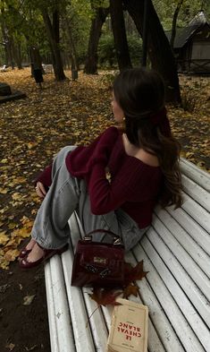 Fall Fotoshoot Outfit, Fall Picnic Aesthetic Outfit, Fall Winter Instagram Pictures, Autumn Poses Photo Ideas, Brunette Fashion Outfits, Fall Pic Inspo Instagram, Apple Picking Poses, Picnic Outfit Fall, Fall Pictures Instagram