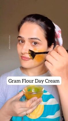 Clear Face Remedies, Face Whitening Tips At Home, Glass Skin Home Remedies, Tomato Skin Care, Dry Body Skin, Face Whitening Tips, At Home Skincare, Natural Remedies For Acne, Skincare At Home