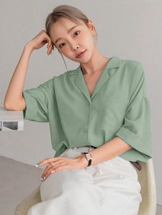 Verde Casual Collar manga media Tela Liso Camisa Embellished Elástico Ligero Pastel Green Clothes, Half Sleeve Shirt Women Outfit, Half Sleeve Shirts Women, Outfits Pastel, Pastel Shirt, Suit Collar, Look Short, Half Sleeve Shirts, Casual Shirt Women