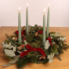 #adventwreath #wreath #noël #christmas Simple Advent Wreath Diy, Christmas Wreath Candles, Christmas Wreath With Candles, Christmas Candle Wreath, Advent Wreath Ideas, Advent Garland, Advent Wreath Diy, Table Wreath, Advent Wreath Candles