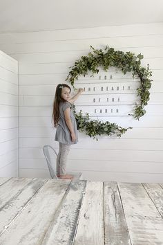 How To Make An Oversized Letter Board Wall + DIY Giant Holiday Wreath Diy Wand, Farmhouse Side Table, Cute Dorm Rooms, Deco Floral