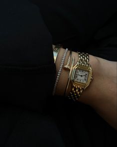 Layered Bracelets Aesthetic, Inexpensive Jewelry, Body Chains, Paris Mode, Expensive Watches, Cartier Watch