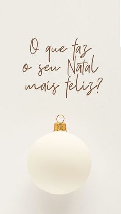 an ornament with the words o que fas e seu natl nais feliz?