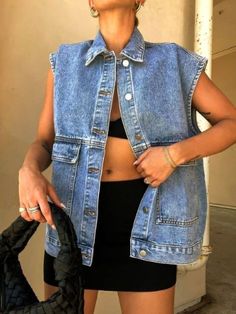 Chalecos Outfits, Oversized Denim Vest, Looks Street Style, Vest Outfits, Mode Inspo, Fashion Mode, Looks Vintage, Denim Vest, Outfits Casuales