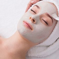 Face Peeling, Peeling Facial, Homemade Facial Mask, Tumeric Face Mask, Peeling Mask, Laser Clinics, Homemade Facials, Glow Skin, Beauty Clinic