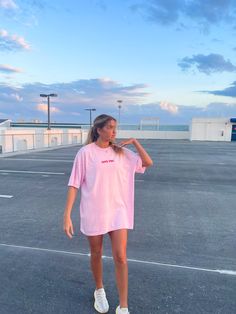 Date Night: Overdressed and Impressed Pink Oversized T Shirt Outfit, Big Tshirt Outfit Oversized Tee, Pink Oversized Shirt Outfit, Pink Tshirt Outfit, Oversized Tshirt Outfit Women, Big Tshirt Outfit, Oversized Shirt Aesthetic, Oversized Tee Outfit, Womens Oversized Tee