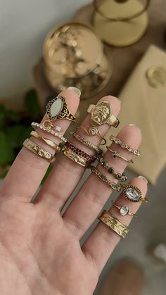 Rings Aesthetic Rings Vintage, Outfit Ideas Dark Academia, Vintage Rings Gold, Summer Minimal Style, Outfit Ideas Dark, Flowers Outfit, Summer Minimal, Jewelry Guide, Winter Glam