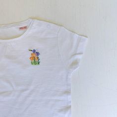 Hand Embroidered Flowers, Bee Gifts, Kids T Shirts, Floral Bouquets, Embroidery Thread, Embroidered Flowers, Gift Birthday, Hand Embroidered, Mother Gifts