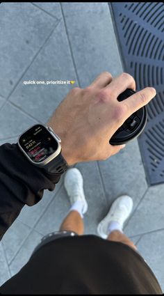 Watch Poses For Men, Insta Story Idea Men, Male Running Aesthetic, Fitness Guy Aesthetic, Men Insta Story Ideas, Apple Watch Outfit Men, Mens Instagram Story Ideas, Mens Wellness Aesthetic, Athletic Guy Aesthetic