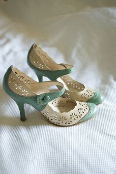 20 Vintage Wedding Shoes that WOW | http://www.deerpearlflowers.com/20-vintage-wedding-shoes-that-wow/ Wedding Shoes Vintage, Retro Mode, Pu Heels, Look Vintage, Mode Vintage, Victorian Style, Vintage Shoes