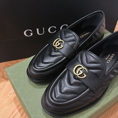 Brand New Authentic Gucci Moccasin Leather Loafers Flats Nappa Leather Includes Original Box Size 35.5 Gucci Luxury Almond Toe Loafers, Luxury Gucci Almond Toe Loafers, Gucci Luxury Slip-on Loafers, Gucci Black Loafers For Work, Gucci Luxury Pointed Toe Loafers, Gucci Flat Heel Loafers For Work, Gucci Loafers With Flat Heel For Workwear, Designer Gucci Loafers For Work, Designer Loafers With Branded Heel Counter