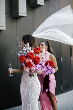 Weddings and Events Florist Modern Wedding Flowers, Roses Bouquet, Bouquet Ideas, Wedding Mood, Bride Bouquets, Bridal Fashion, Red Wedding, Wedding Florist, Wedding Bouquet