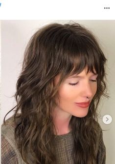 Long Layers With Bangs Wavy Hair, Shaggy Mid Length Hair, Natural Wavy Hair Bangs, Wavy Shag With Bangs, Mid Length Hair With Bangs, Half Bun Hairstyle, Corte Shag, Half Bun Hairstyles