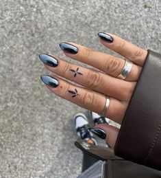 20 Very Chic Winter Manicure 2023/2024 Ideas to Opt for Now Black Nails With White Chrome, Cool Nail Inspo Spring, Black Chrome Acrylic Nails, Short Black Chrome Nails, Black Chrome Nails Almond, Black Nails Chrome, Nails Black Chrome, Black Nails With Chrome, Chrome Black Nails