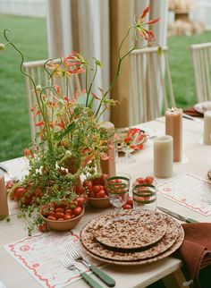 tomato-themed-tablescape Dinner Party Details, Tomato Tablescape, Tomato Party, Tomato Dinner, Spring Feast, Tomatoes Dinner, Themed Dinner Party, Dinner Party Decor